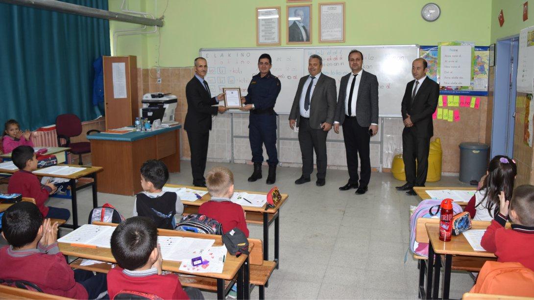 jandarma Komutanımız Tarafından Mehmetçik İçin Yardımda Bulunan Sınıfımıza Teşekkür Belgesi Takdim Edildi