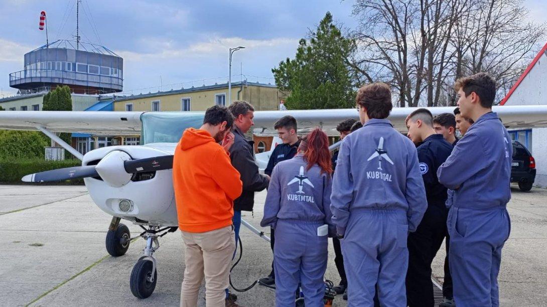 Keçiborlu uçak Bakım Teknolojileri Mesleki ve Teknik Anadolu Lisesi öğrencilerimiz Macaristan'ın Ötseni şehrinde Multifly sivil havacılık işletmesinde stajlarına devam ediyor
