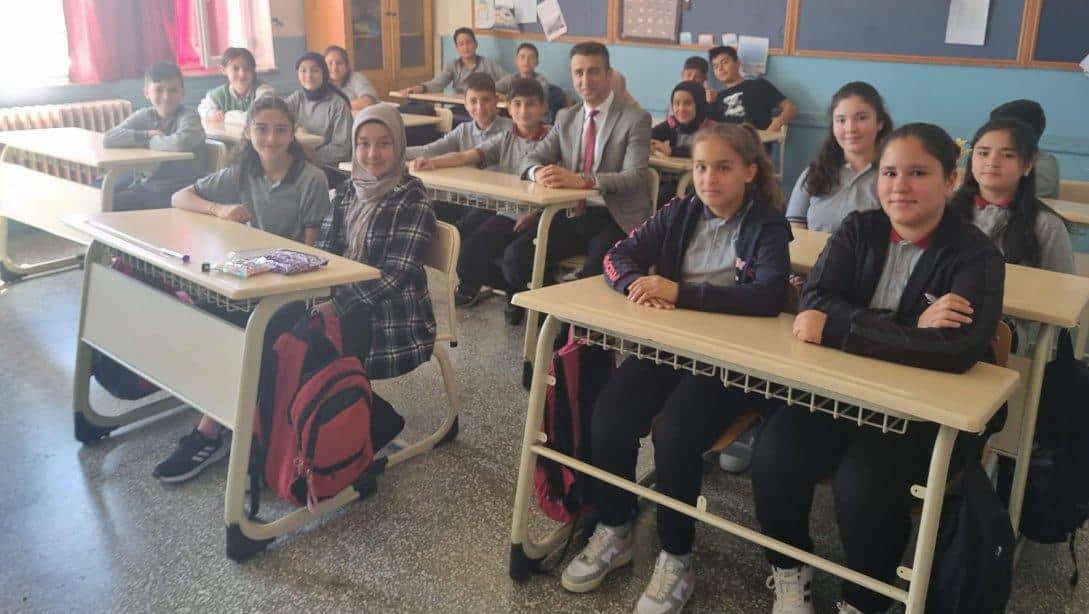 İlçe Milli Eğitim Müdürümüz Sayın Mehmet ARSLAN okul ziyaretleri kapsamında Kılıç Ortaokulu ve Şehit Hüseyin Avni Korkmaz İlkokulu öğrencileri ve öğretmenleri ile bir araya geldi.